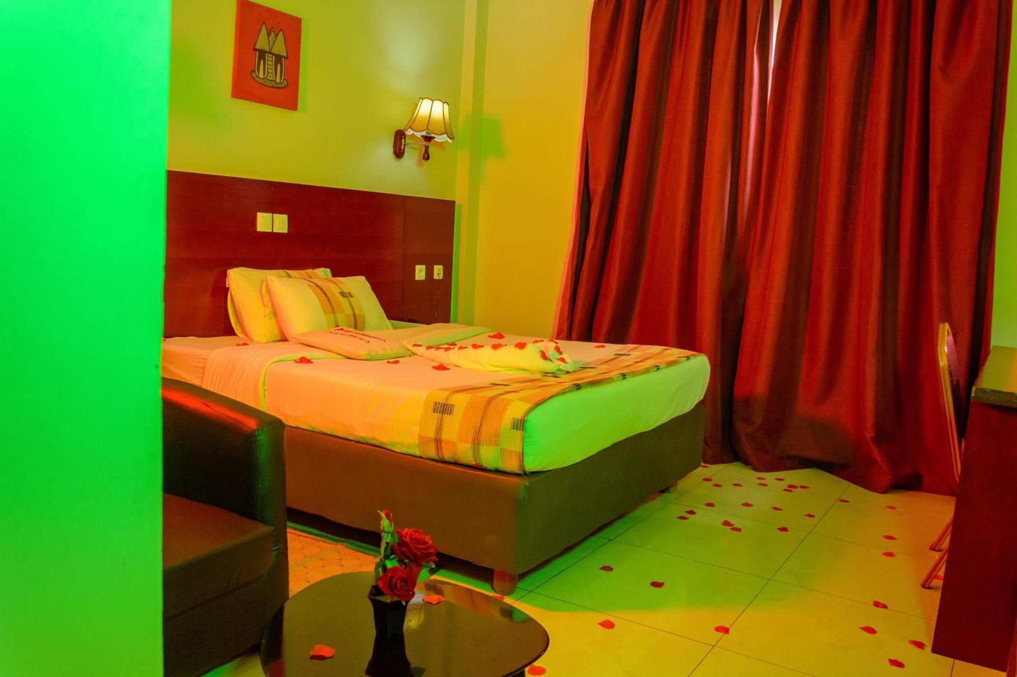 Hôtel La Rose Blanche Korhogo Exterior foto